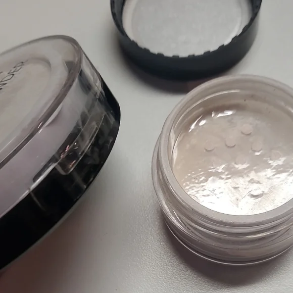 L.A. Colors Translucent Setting Powder - Picture 2 of 2